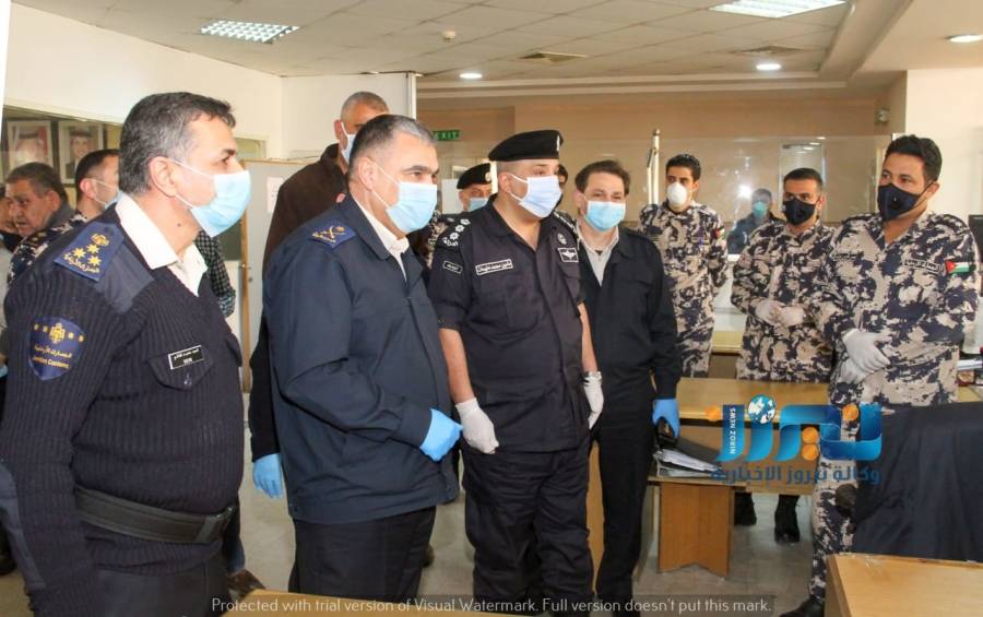 مدير عام الجمارك يطلع على اجراءات سير العمل في العمري.