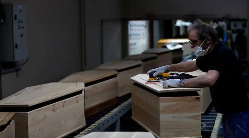 فرنسا.. تجارة النعوش تزدهر وسط أزمة كورونا