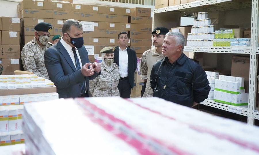 الملك يحث على بذل الجهود لتوسيع القدرات المحلية لإنتاج الأدوية والتركيز على المستلزمات الطبية ومستهلكاتها.