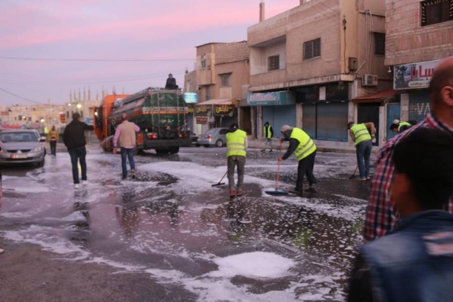 بلدية الزرقاء تغسل شوارع المدينة بالماء والمنظفات ومواد التعقيم .
