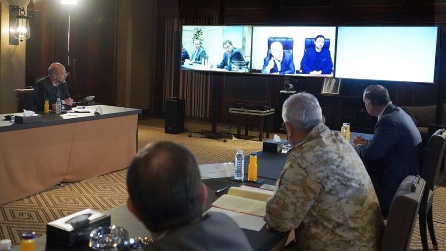 الملك يدعو لحماية المؤسسات الصغيرة والمتوسطة والعاملين فيها