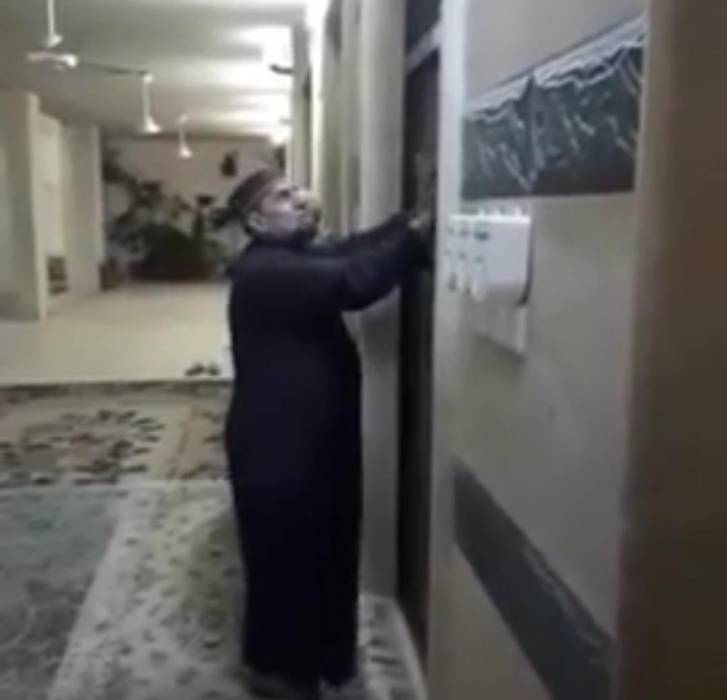 بالفيديو  امام مسجد في الموصل يتضرع الى الله لرفع البلاء بدعاء مؤثر.