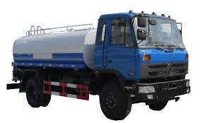 مواطن يضع صهريجه بتصرف بلدية الرويشد