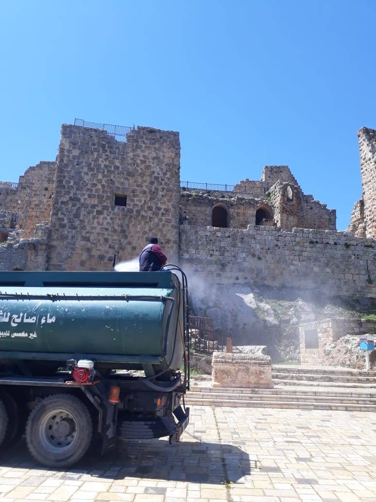 بلدية عجلون تقوم بعملية الرش والتعقيم في جميع انحاء المحافظة