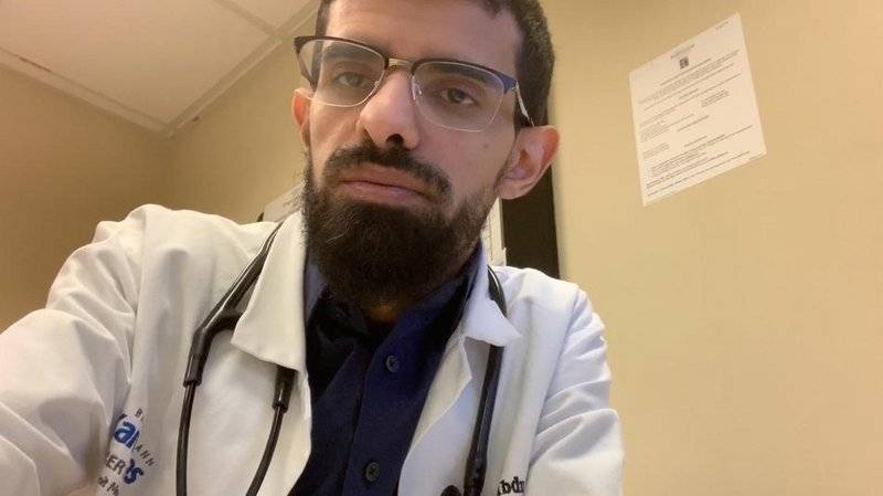 شاهد بالفيديو... رد فعل طبيب سعودي أُصيب بكورونا أثناء عمله في مستشفى بأمريكا