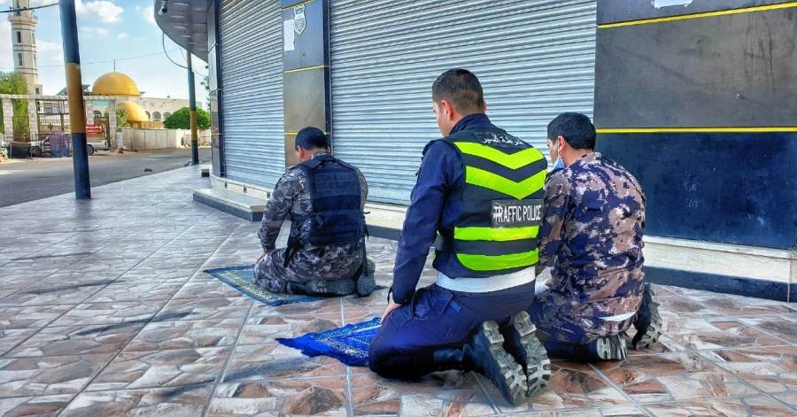 بالصور ...نشامى ألامن العام  والدرك والدفاع المدني يقومون بأداء صلاة الجماعة اثناء عملهم في الميدان