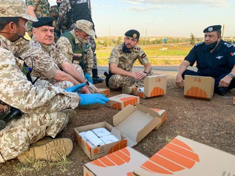 ولي العهد يزور احدى نقاط التفتيش المشتركة من الجيش والامن