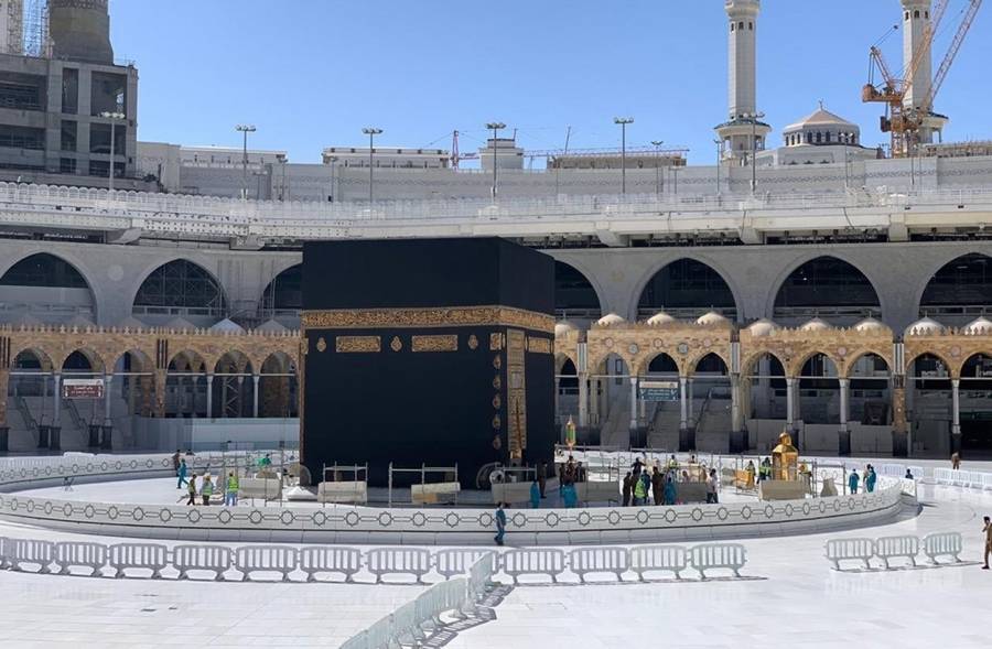 استخدام الكاشف الحراري لرصد حرارة العاملين في المسجد الحرام