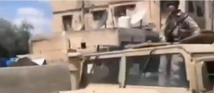 بالورد والرز .. الجيش العربي ينسحب من مخيم النصر