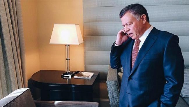 الملك يهاتف مبادِرينِ بأعمال تطوعية تخص كورونا