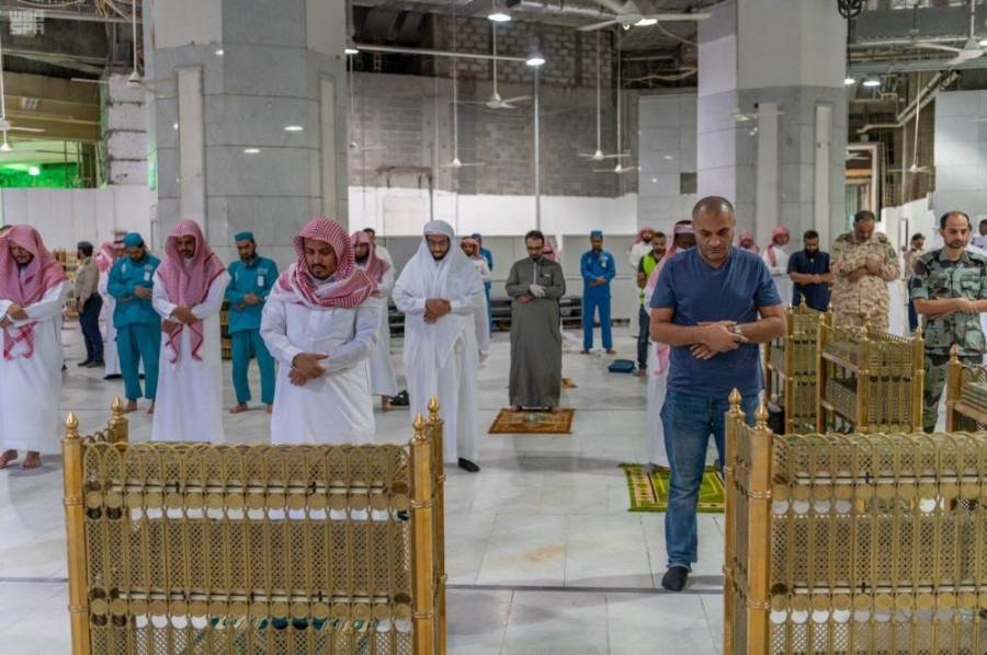لمسجد النبوي يطبق التباعد بين صفوف المصلين