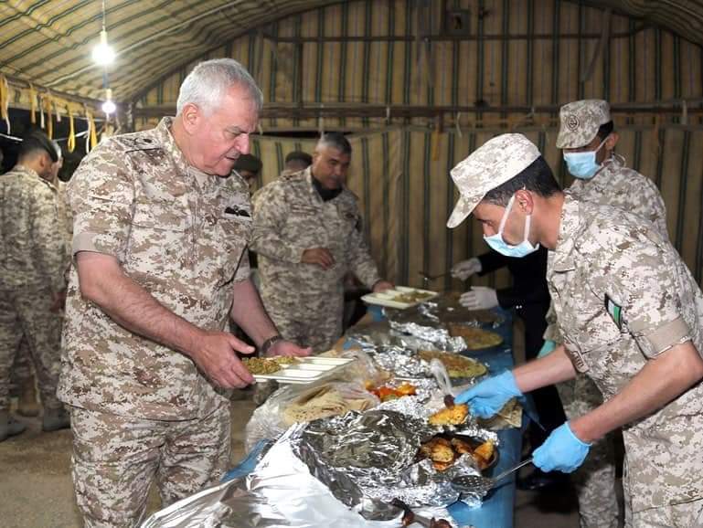 شاهد بالصور الحنيطي يشارك مرتبات كتيبة حرس الحدود11 الملكية وجبة الإفطار