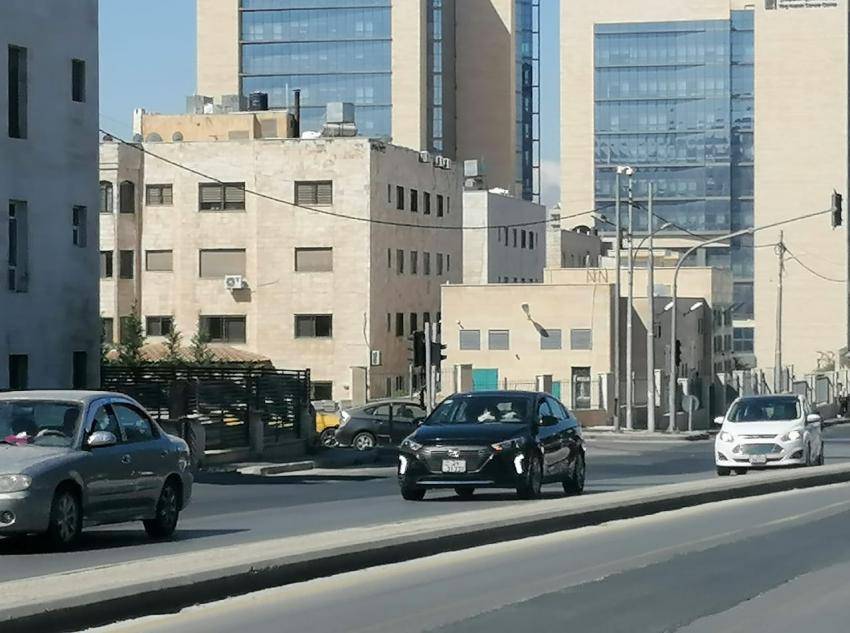 بالصور .. عودة الحياة لطبيعتها بشوارع عمان بعد السماح باستخدام المركبات بنظام الفردي و الزوجي