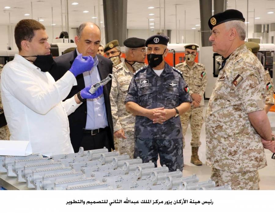 رئيس هيئة الأركان يزور مركز الملك عبدالله الثاني للتصميم والتطوير