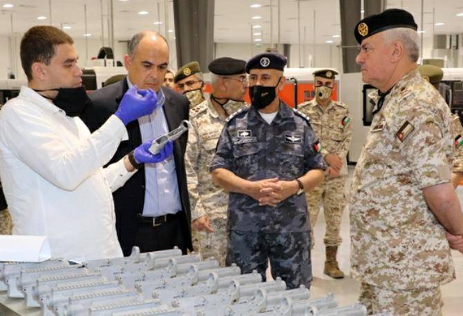 رئيس هيئة الأركان يطلع على امكانيات الشركات المصنعة في  KADDB لتجهيزات الجندي في الميدان