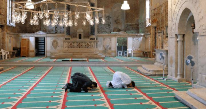 الأجهزة الأمنية تلقي القبض على عدد من المصلين لمخالفتهم أوامر الدفاع في سحاب