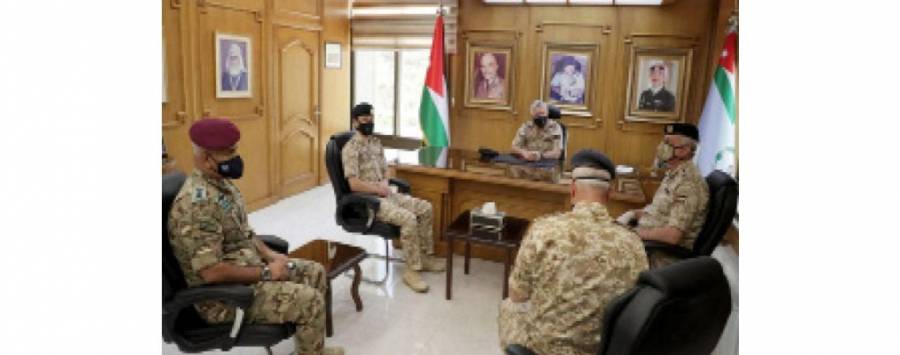 الملـك يرافـقـه ولـي العهـد يـزور قيادة سلاح الجو الملكي