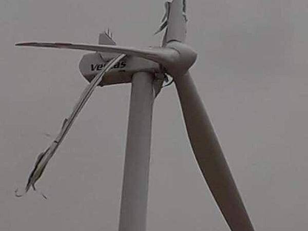 سقوط شفرة مروحة في مشروع طاقة رياح الشوبك