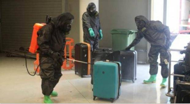 الجيش يقوم بتعقيم وتطهير امتعة وحقائب القادمين قبل نقلهم لمواقع الحجر الصحي