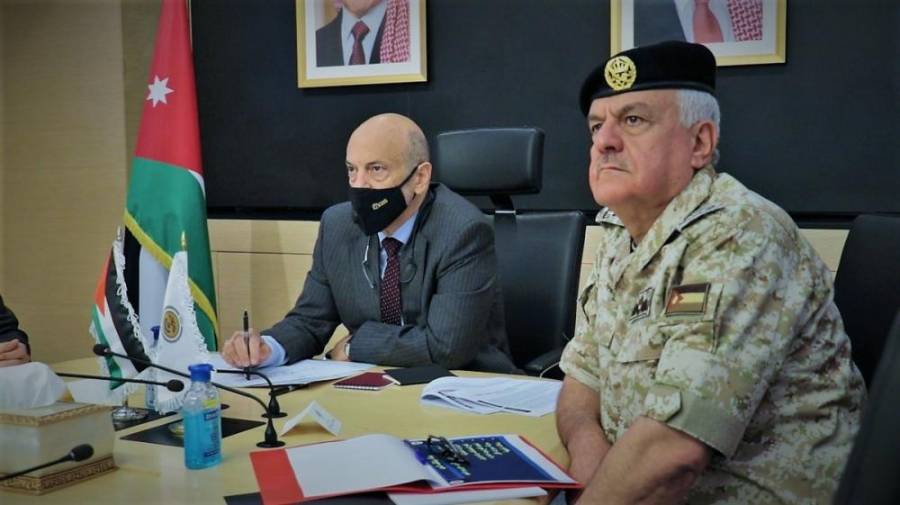 الرزاز: وقف دخول الشاحنات للأردن واعتماد نظام النقل التبادلي