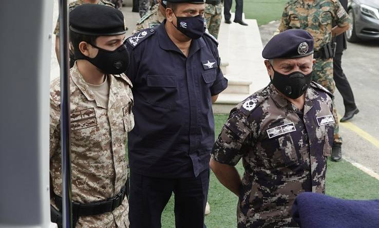 الملك وولي العهد يشاركان رجال الامن افطارهم على الدوار الثامن