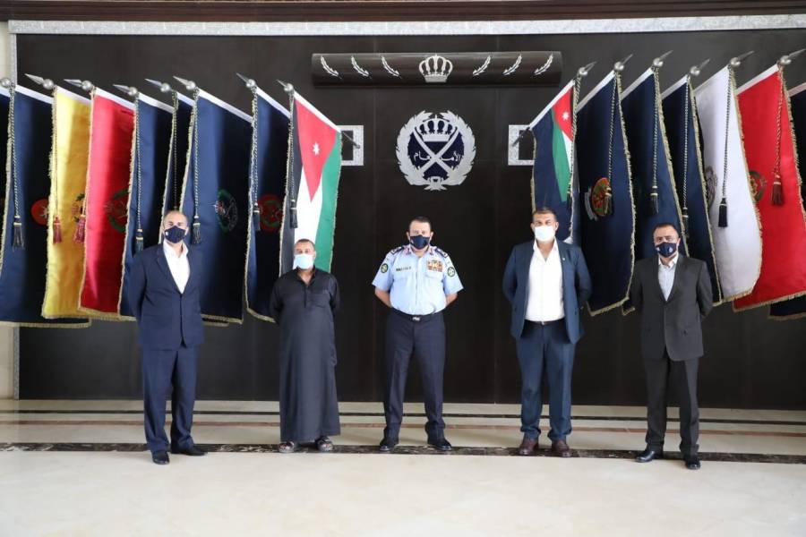 الحواتمه يكرم ضابطين متقاعدين لتعاونهما في كشف احدى القضايا الهامة