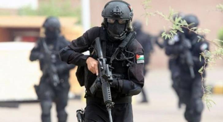 قوة أمنية تداهم مكاتب شركة مقاولات كبرى في عمان