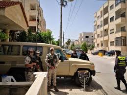 عاجل : عزل بنايتين في إربد يقطن فيهما موظفا بنك مصابين بفيروس كورونا