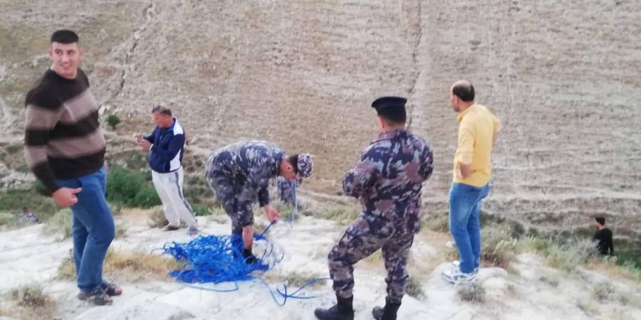 مركز دفاع مدني شرق اربد يتعامل مع حادثة سقوط مواطن في منحدر جبلي ويتمكن من انقاذه وهو بحالة متوسطة