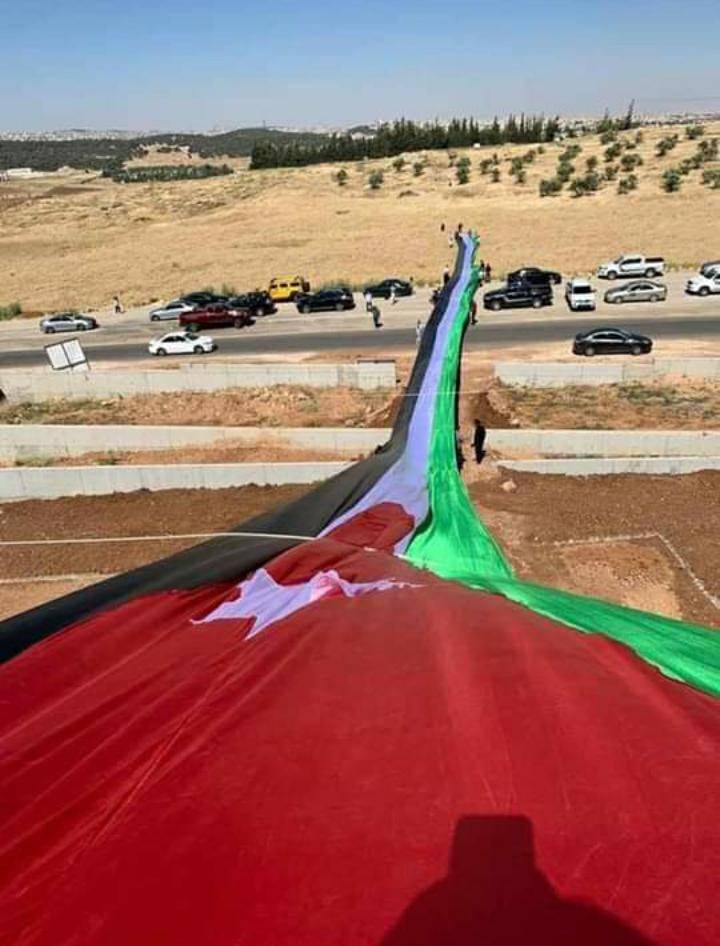 العجارمة يرفعون علم المملكة يصل طوله  120 متراً بمناسبة عيد الاستقلال ٧٤