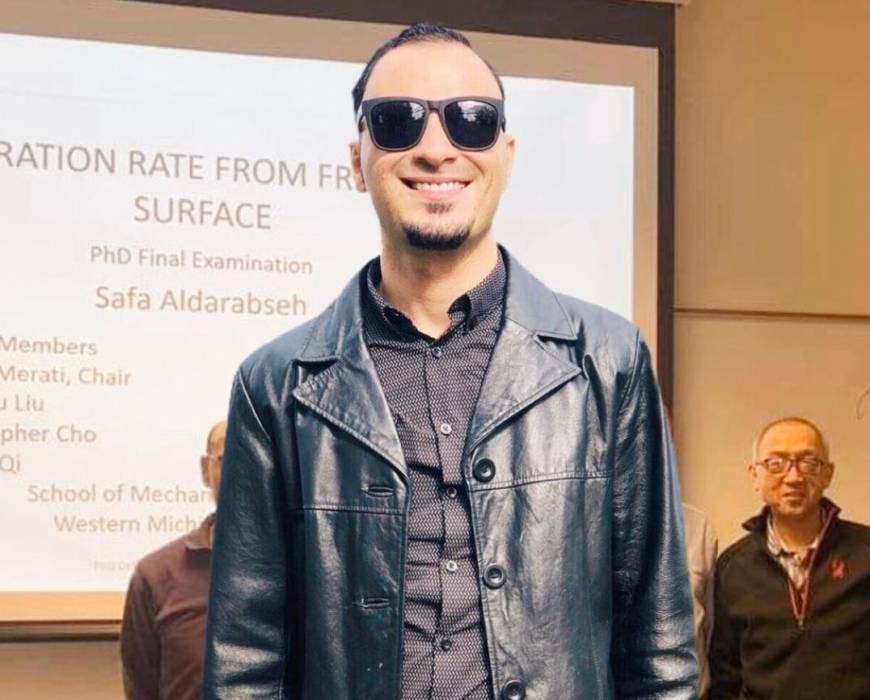 الدرابسه مهنئاً شقيقته  المهندسة صفاء بحصولها على درجة الدكتوراة