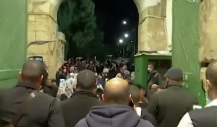 لحظات مؤثرة .. المسجد الأقصى يستقبل المصلين بعد غياب دام 9 أسابيع