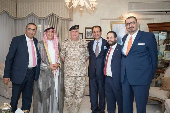 رئيس هيئة الأركان المشتركة يقوم بزيارة منزل  الفريق مشهور حديثة الجازي... صور