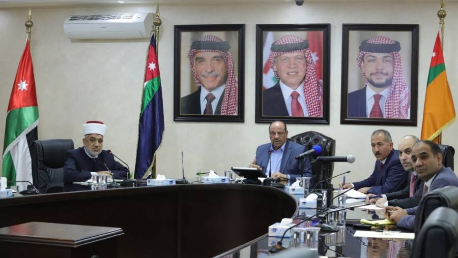 وزير الداخلية: ندرس اجراءات السلامة لمنع التزاحم بين المصلين خلال صلاة الجمعة المقبلة