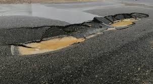 بالصور .. انهيار شارع في منطقة منشية السلط يهدد حياة المواطنين وسط غياب الجهات المعنية