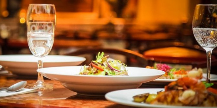 الحكومة تقرر خفض ضريبة المبيعات على الفنادق والمطاعم السياحية