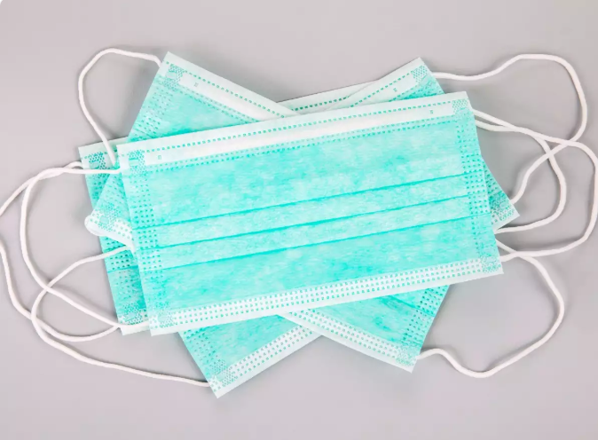 ضبط منشأة تقوم بتصنيع كمامات جراحية وقماشية مخالفة للمواصفات