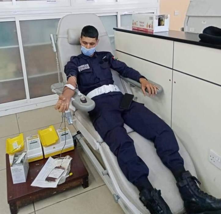 الدوريات الخارجية تقوم بالتبرع بالدم لإحدى مرتبات قيادة البادية الشمالية