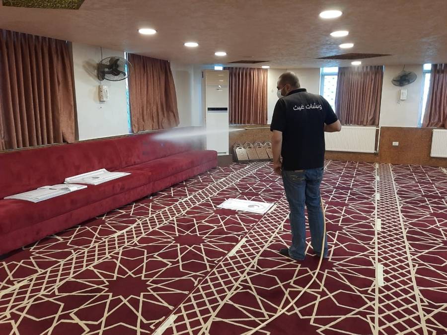 شركة العالول وزنوش تقوم  بعملية تعقيم لعدد من المساجد في شفاء بدران ...فيديو وصور