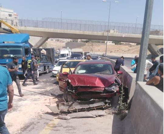 اصابتان بتصادم مركبتين في الزرقاء