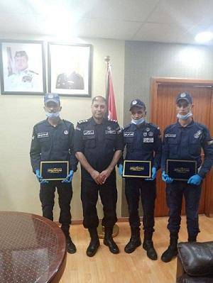 تكريم رجال أمن ضبطوا مطلوب بحرفية