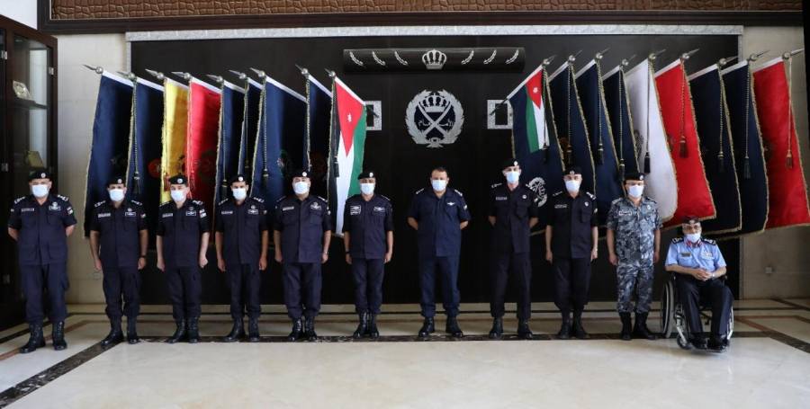 الحواتمة يقلد الرتب الجديدة لكبار الضباط