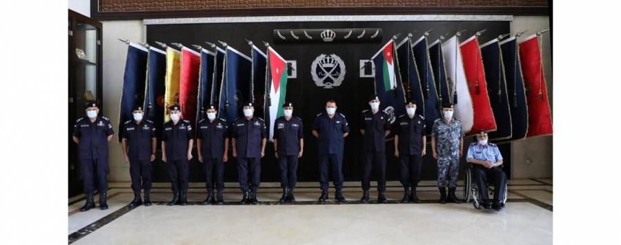 الحواتمة يقلد الرتب الجديدة لكبار ضباط الامن العام