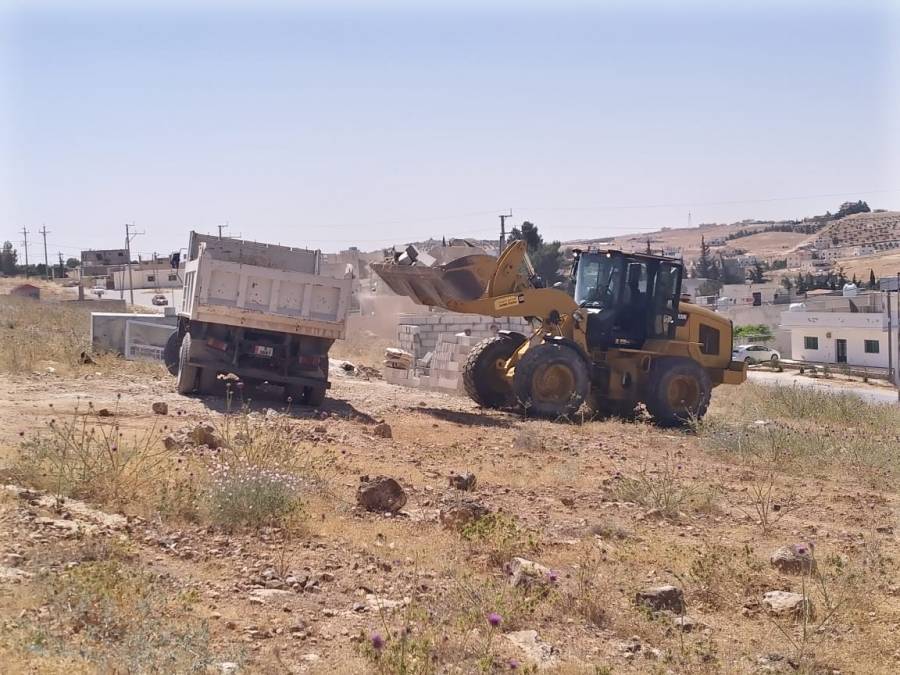 هدم وإزالة مباني عشوائية في قضاء منشية بني حسن أُقيمت على أراضي حرجية.. صور