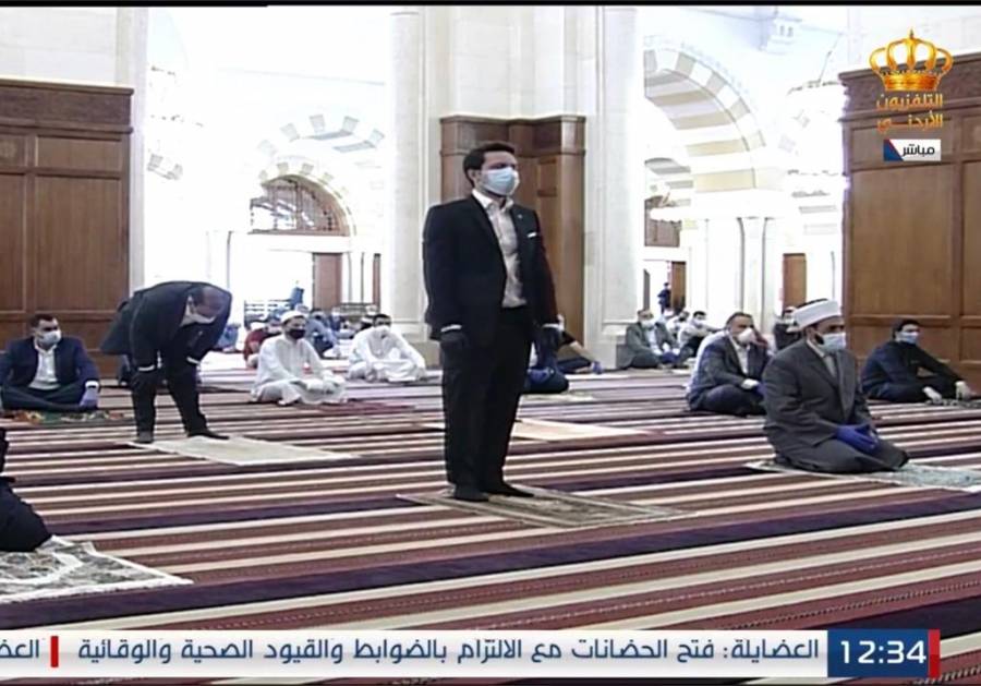 ولي العهد يشارك جموع المصلين أداء صلاة الجمعة