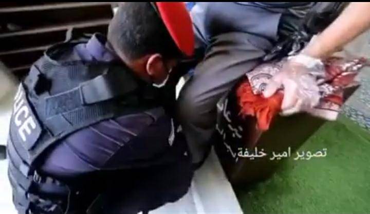 شاهد بالفيديو ....أحد أفراد  جهاز الأمن العام يقوم بمساعدة رجل يكبر عمراً أثناء خروجه من المسجد