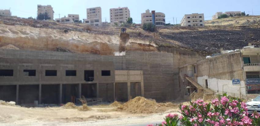 انهيار جدار استنادي لمحطة محروقات تحت الانشاء في السلط.. صور