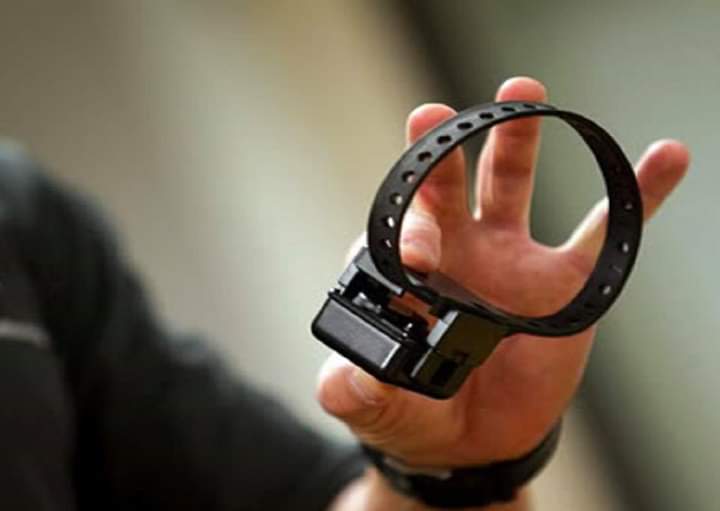 وزير العدل: عطاء لشراء 1500 إسوارة إلكترونية كأحد بدائل التّوقيف في مركز الإصلاح