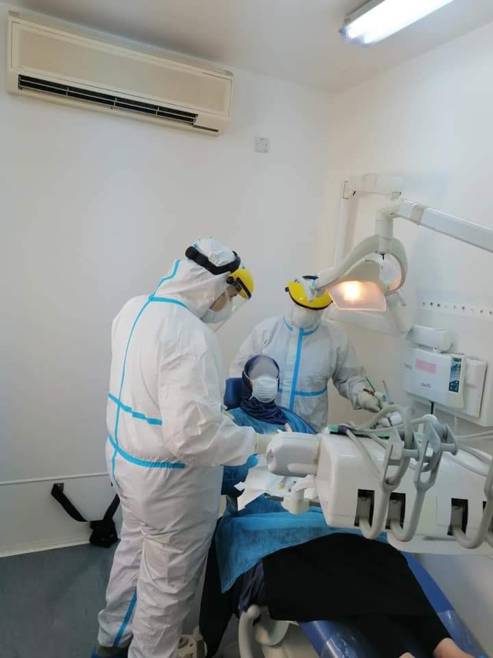 مريضة كورونا تخضع لعلاج الاسنان في عيادة مستقلة بمستشفى الملكة علياء
