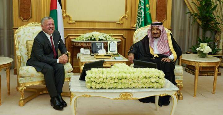 خادم الحرمين الشريفين مهنئاً جلالة الملك بمناسبة ذكرى يوم الجلوس